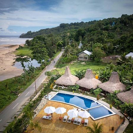 Three Queen Villa And Homestay Waikabubak Exterior photo