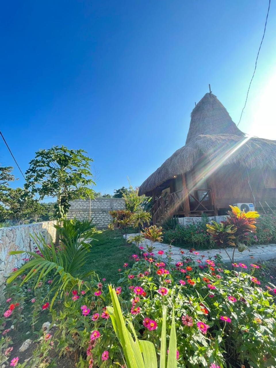 Three Queen Villa And Homestay Waikabubak Exterior photo